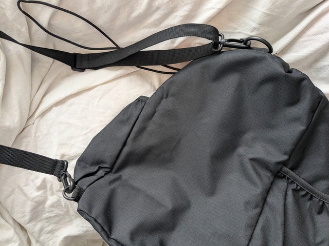 リュックとして背負える状態のバッグ