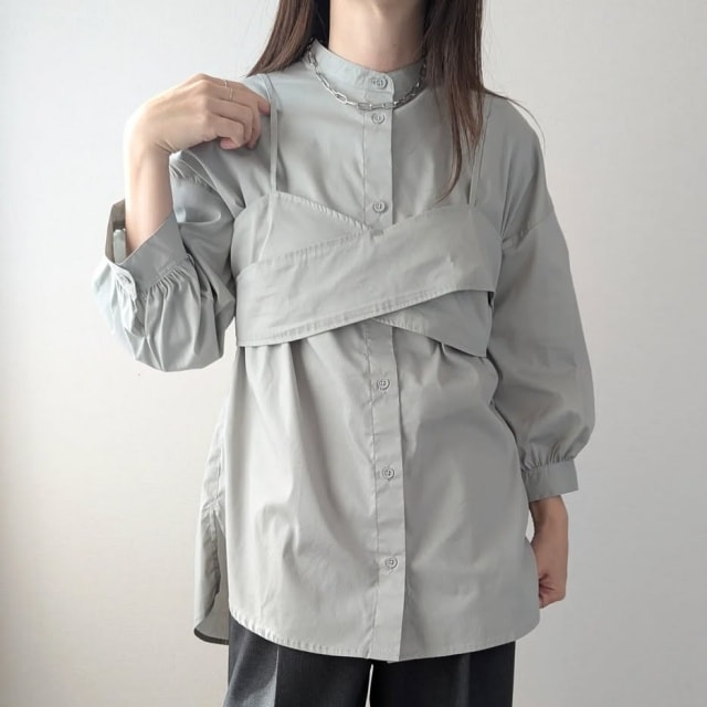 しまむら「バンドカラーブラウス＋クロスビスチェ」