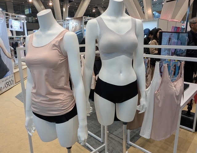 ワークマンとワコールのコラボ下着を着たマネキン