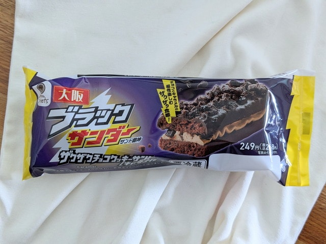 大阪ブラックサンダー ザクザクチョコクッキーサンド(キャラメル)パッケージ