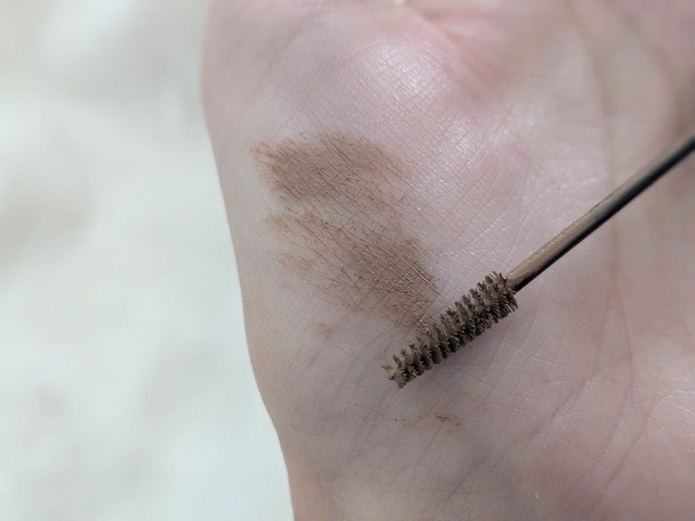 セザンヌ 極細アイブロウマスカラ C6 ナチュラルブラウン スウォッチ