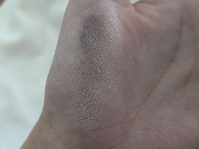 セザンヌ アイブロウ&シェードパウダー 03 ソフトグレージュ スウォッチ