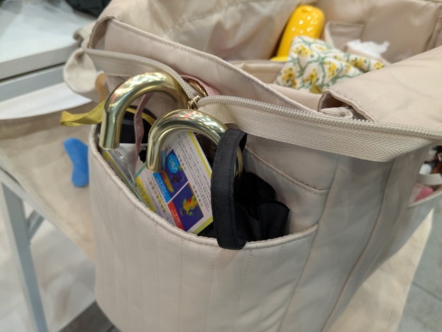 折りたたみ傘が入ったサイドポケット