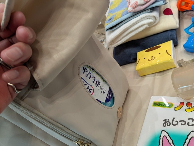 ウエットティッシュが入ったサイドポケット