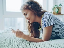 夜のスマホ操作が肌に影響？今日からできるやさしいデトックス習慣