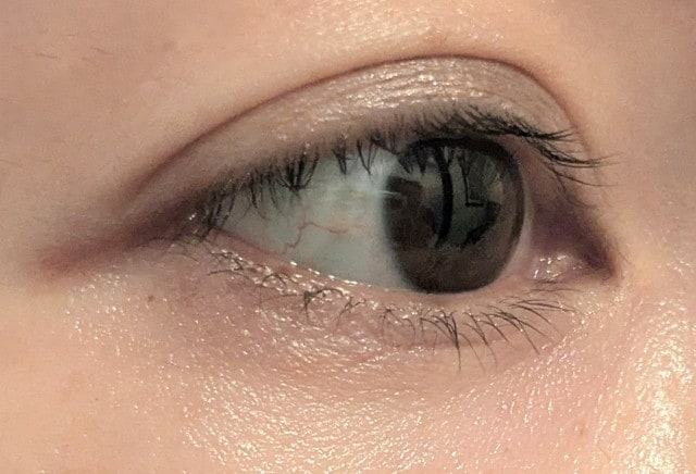 セザンヌ アンダーアイライナー＆ライティングアップアイシャドウ 目元仕上がり 横向き