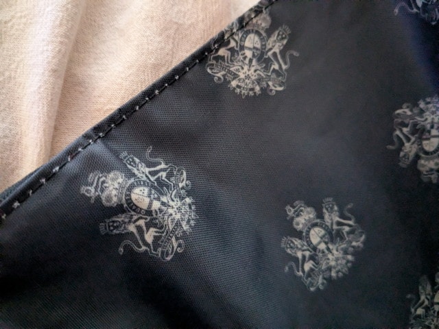 オールド イングランド マナーバッグ 裏地クレスト柄 アップ