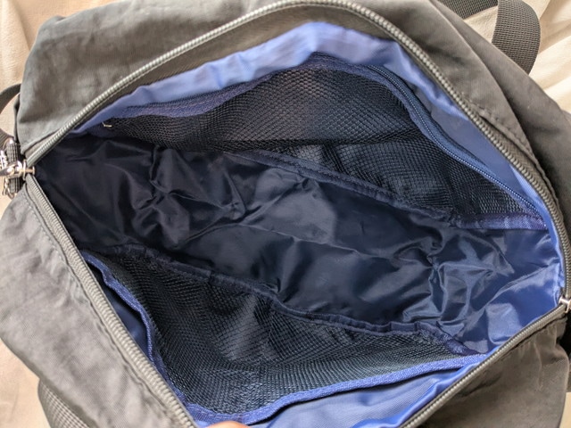 バッグ内部のメッシュポケットと仕切り