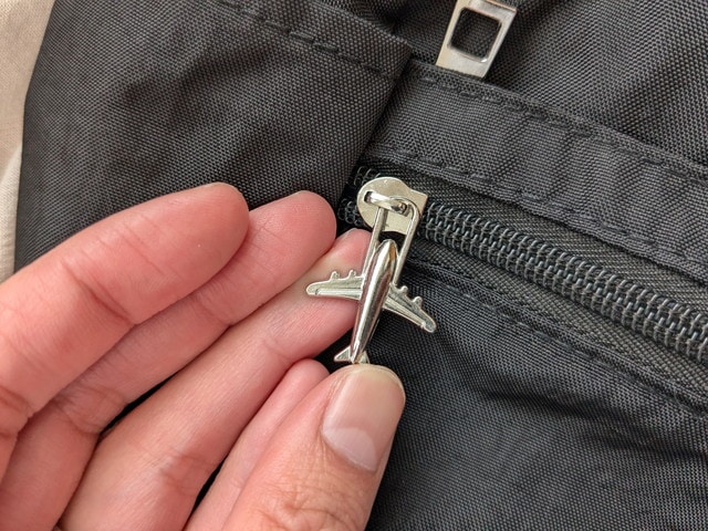 飛行機モチーフのファスナーチャーム