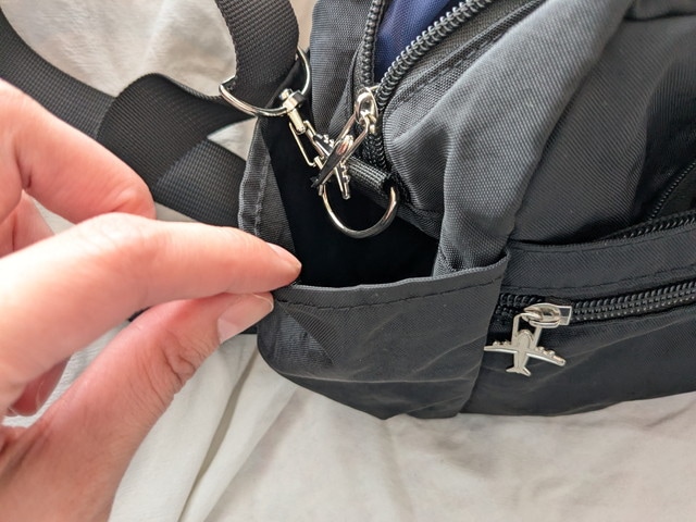 サイドポケットと金具部分