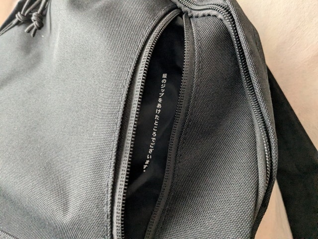 CUNE BIG BACKPACK サイドジップポケット内側テキスト