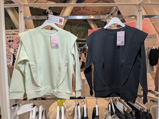 2つのフリルスウェット