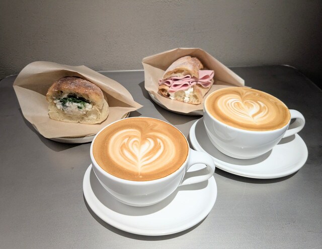 ラテ2杯とサンドイッチ2種のセット