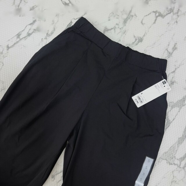 黒のドライストレッチアンクルパンツ