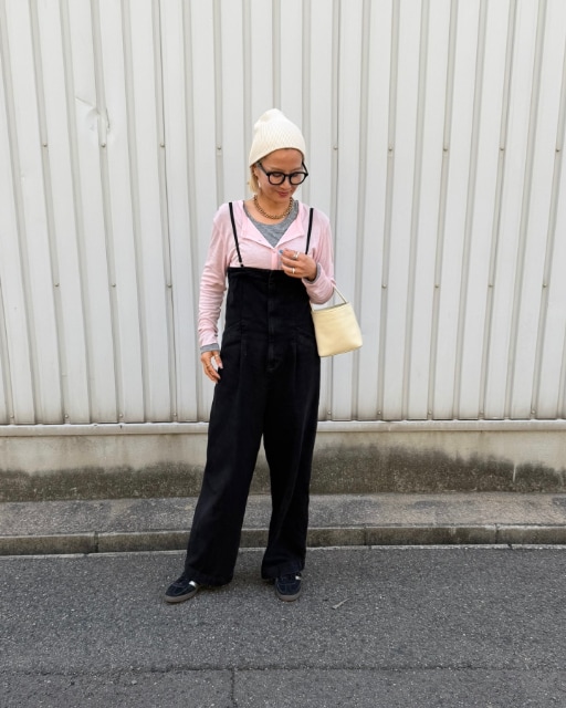 ピンクとブラウンのソフトシアーカーディガンを着用したコーデ