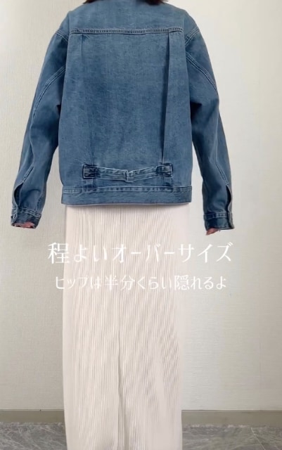 デニムトラッカージャケットを着た後ろ姿