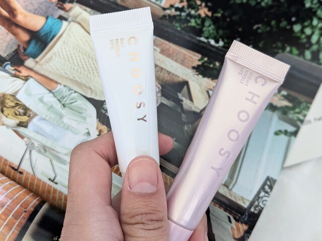 CHOOSY デイニードルリップ＆ナイトニードルリップ 持った様子