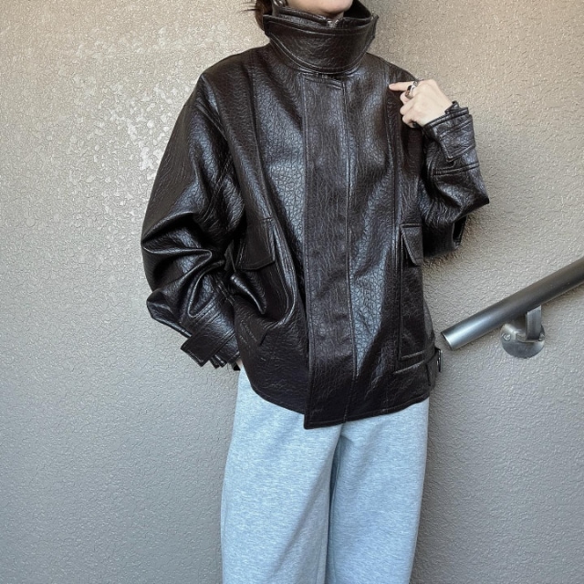 フェイクレザージャケットを着たコーデ