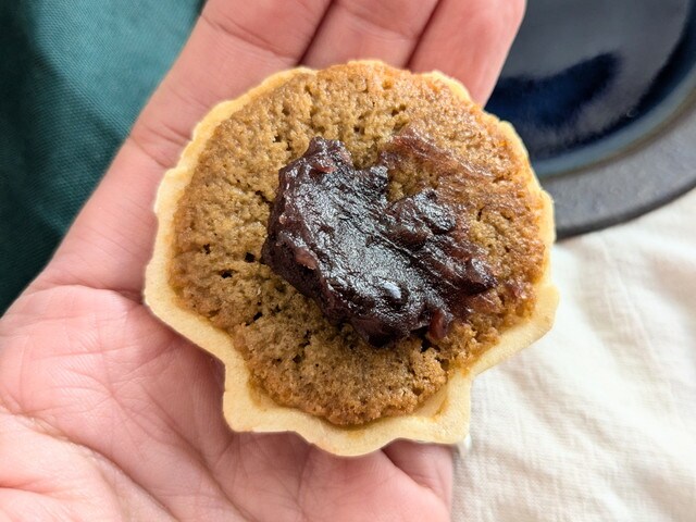 和洋折衷マドレーヌMONAKA あんこをのせた状態