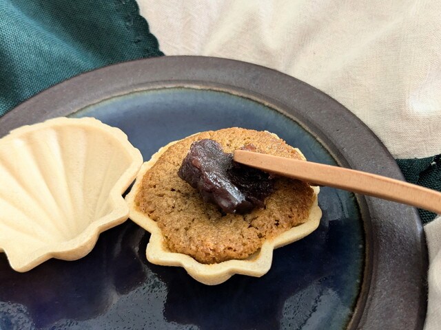 和洋折衷マドレーヌMONAKA 粒あんをのせる様子