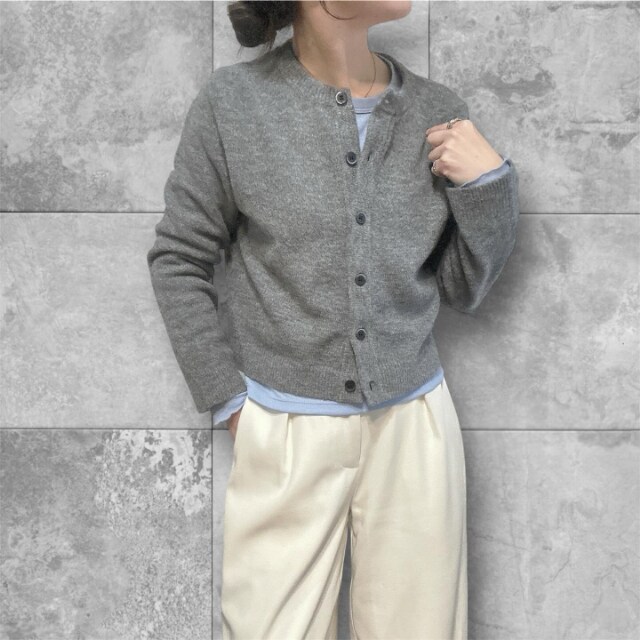 ブルーのソフトシアークルーネックTをインナーにしたコーデ