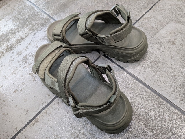 カーキのスポーツテープサンダル