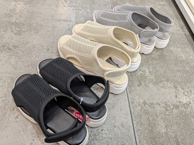 3色のヒールストラップニットサンダル