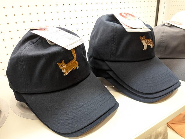 猫の刺繍が入ったキャップ