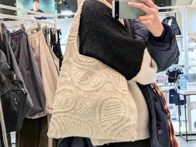 白のグラフィティ・トートバッグ