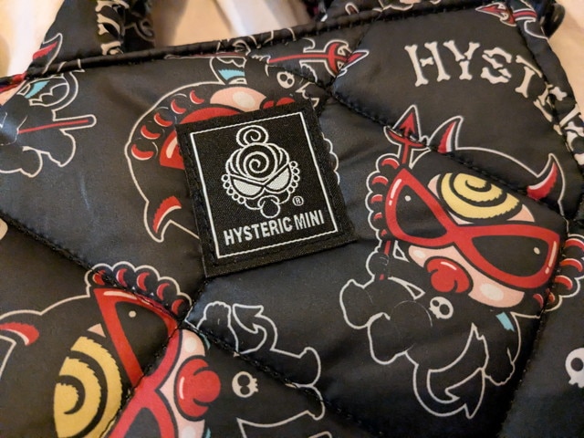 DEVILKIN柄の織りネームとキルティングのアップ