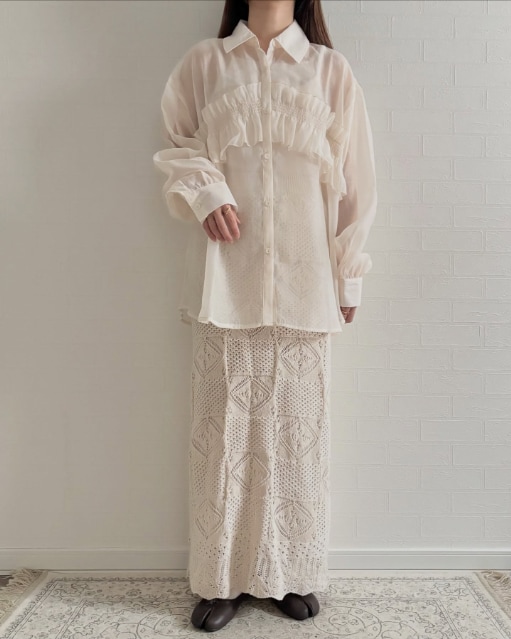 フリルシアーシャツを着たコーデ