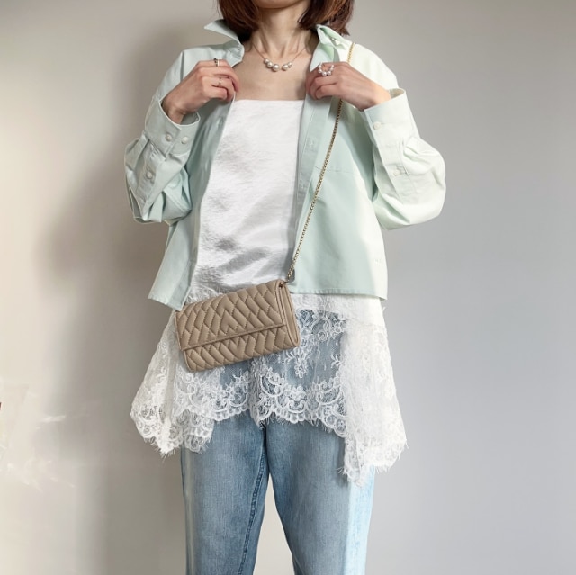 オックスフォードシャツを着たコーデ