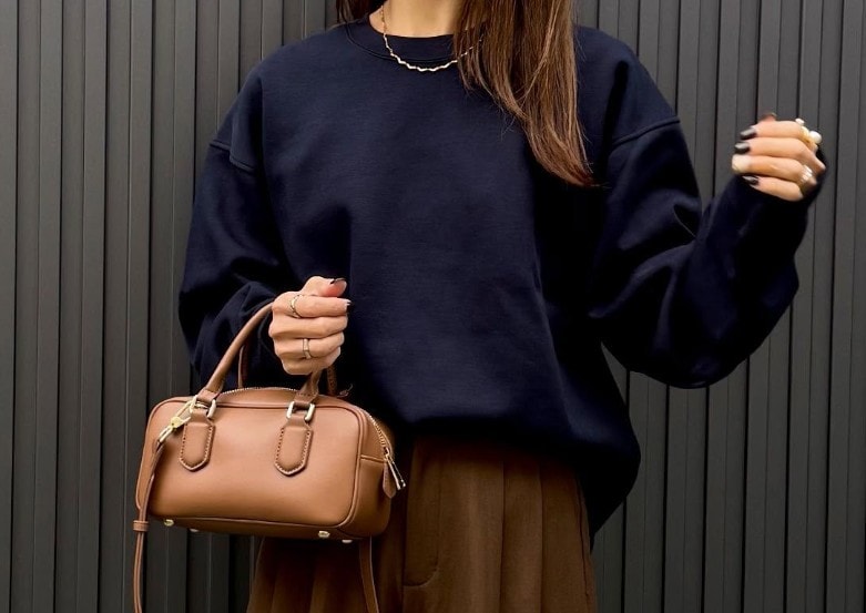 オーバーサイズスウェットシャツ ブラウンバッグコーデ