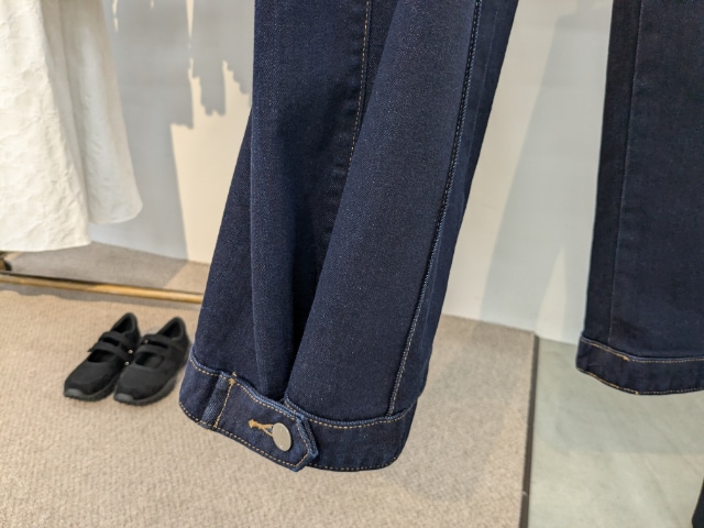 GU×rokhのデニムバルーンパンツの裾部分