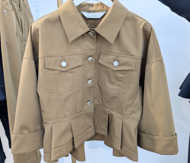 ベージュのGU×rokhのペプラムブルゾン