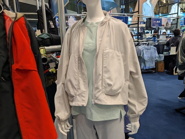 XShelter暑熱αフーディーを着たマネキン