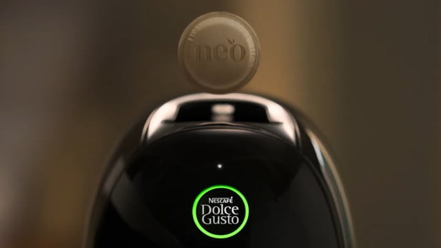 ネスカフェ ドルチェ グスト ネオ 紙製コーヒーポッドをセットするシーン