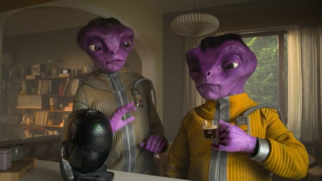 宇宙人2人がネスカフェ ドルチェ グスト ネオを発見するシーン