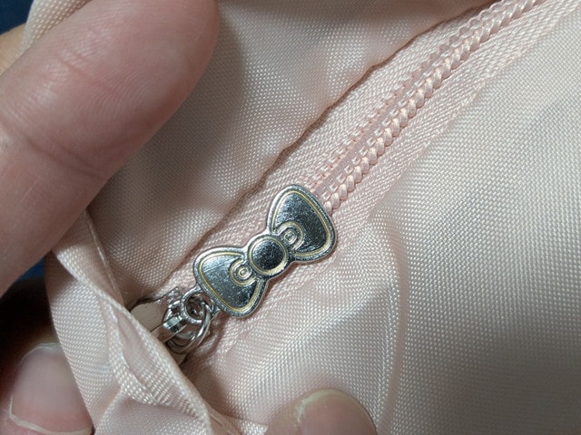 マルシェバッグ リボン型ファスナー引き手アップ