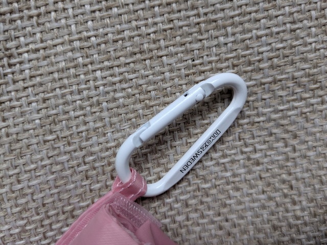 moz SWEDEN刻印入りホワイトカラビナアップ