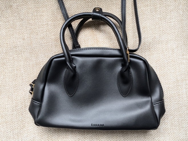 ブラックのスムースなレザー調素材