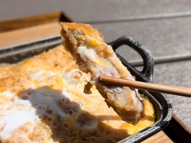 箸を入れるとしっかりとした肉質が感じられる天城軍鶏のカツ