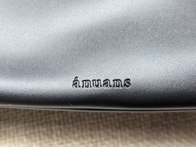 ánuansロゴエンボス加工アップ