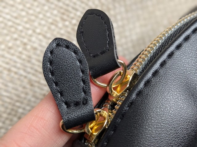 ゴールドファスナーとレザー調タブ引き手アップ