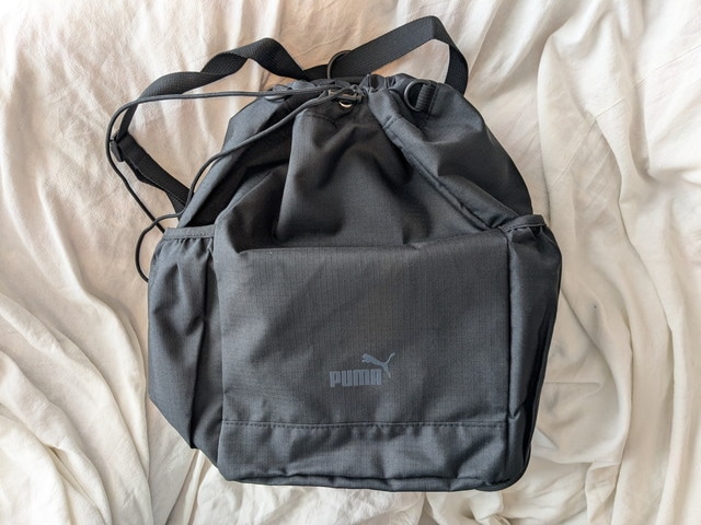 フロントポケット付きのPUMAロゴ入りバッグ正面