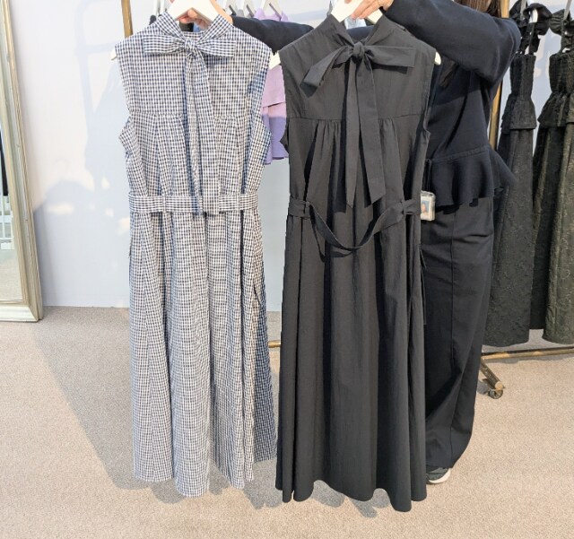 GU×rokhのAラインロングワンピースのバックスタイル