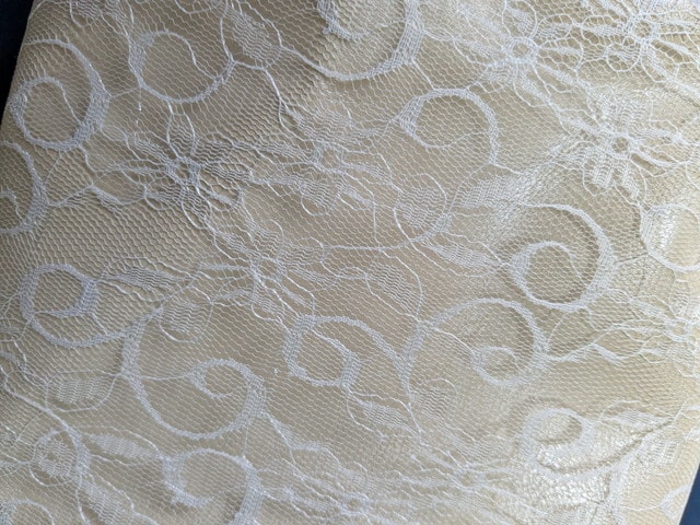 Harrissバニティポーチのレース生地アップ。白い花柄レースの繊細な模様