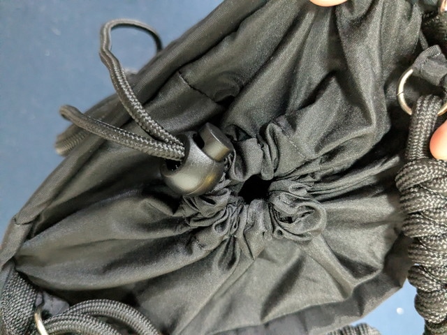 BRILMYショルダーバッグのメイン収納部分を開いた様子。巾着式の開口部