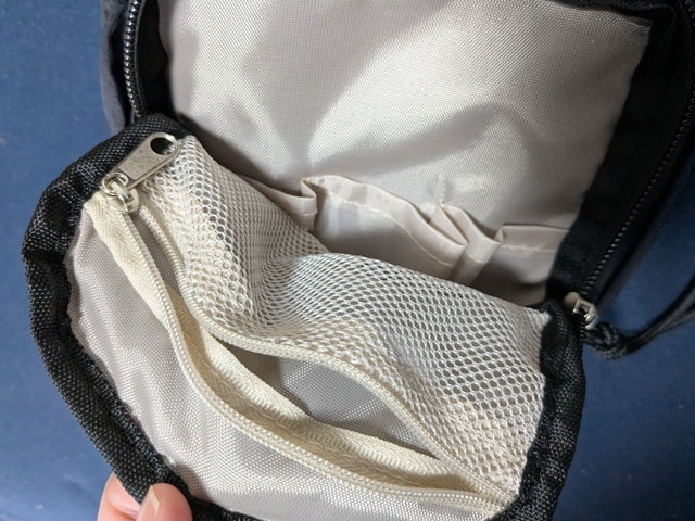 BRILMYショルダーバッグのフロントポケット内部。メッシュポケットと保冷保温素材
