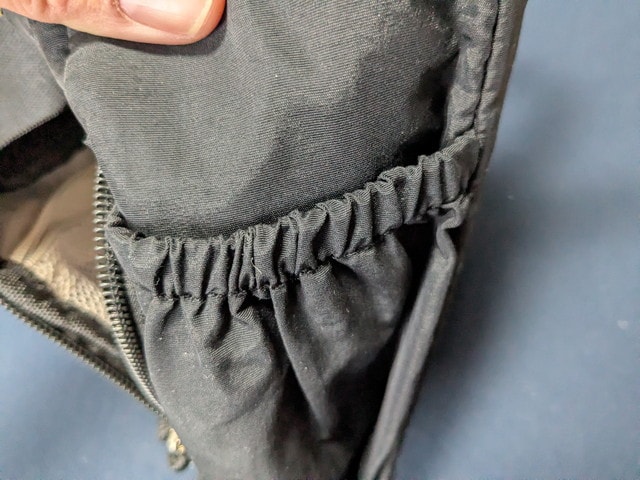 BRILMYショルダーバッグのゴムポケット部分アップ